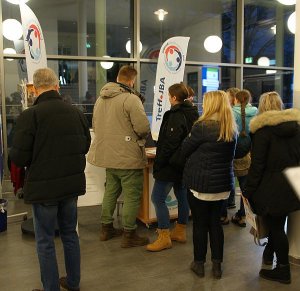 Foto Personen am Stand der Jugendberufsagentur