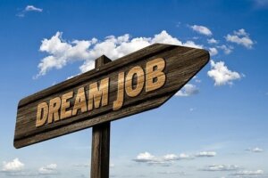 Wegweiser mit Aufschrift 'DREAM JOB'